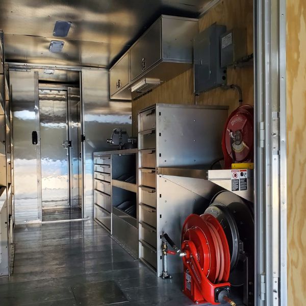 Professionele inrichting van een mobiele werkplaats in een bedrijfswagen.